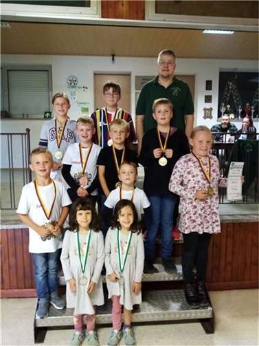 Bürgerkönig und Dorfmeister stehen fest Die Teilnehmerinnen und Teilnehmer der Mini-Dorfmeisterschaft.