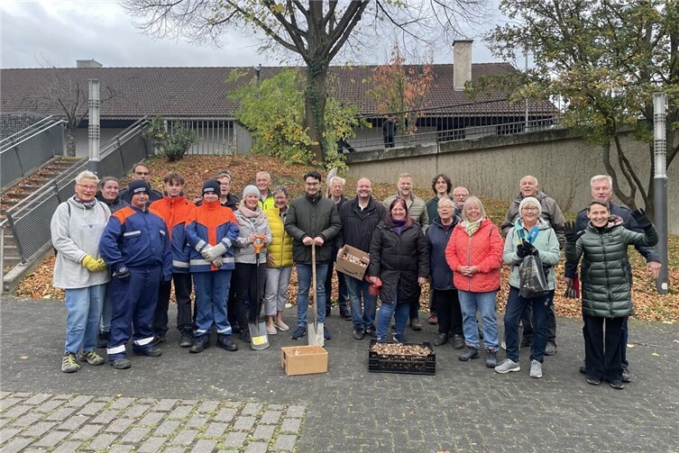 2.000 Narzissen und 1.000 Tulpen gepflanzt  Die Teilnehmerinnen und Teilnehmer der Pflanzaktion. Foto: Michèle Maaß