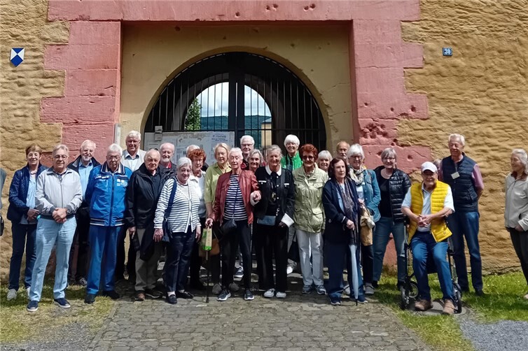 Die Teilnehmerinnen und Teilnehmer der Senioren Union Koblenz vor dem historischen Eingang des Fort Konstantin auf der Karthause. Vereinsvorsitzender Harald Pohl führte die Gruppe durch die Festungsanlage und vermittelte spannende Einblicke in deren Geschichte und Entwicklung. 