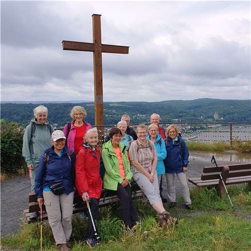 Die Teilnehmerinnen und Teilnehmer der Wanderung bei der Rast auf der Erpeler Ley.  Foto: Heike Ehlenbeck