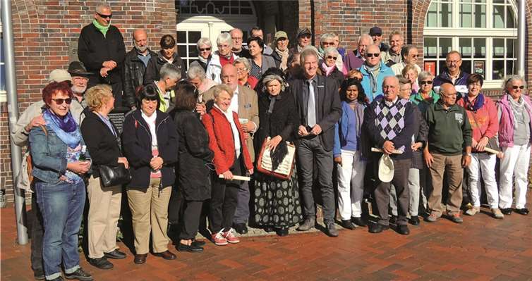 Die Teilnehmerinnen und Teilnehmer der diesjährigen Herbstreise hatten ein wunderbares Programm für eine Woche in Ostfriesland. Hier bei der Stadtbesichtigung in Westerstede mit der kostümierten Gästeführerin als „Mutter Gerken“ und dem Bürgermeister Klaus Groß vor dem Rathaus.privat
