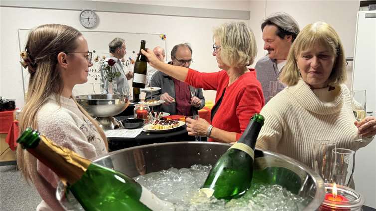 Die Teilnehmerinnen und Teilnehmer des 23. Weinseminars der vhs Neuwied wurden mit einer großen Auswahl an deutschen Qualitätsweinen und dazu passenden regionalen Köstlichkeiten verwöhnt.  Foto: Dietrich Dietz
