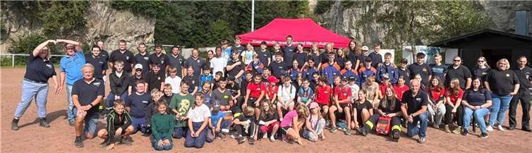 Die Teilnehmerinnen und Teilnehmer des Aktionstages der Jugendfeuerwehren Mayen-Koblenz in Rieden.  Fotos: Horst Klee; Patricia Höfer