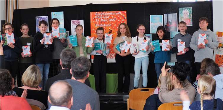 Die Teilnehmerinnen und Teilnehmer des Bezirksentscheids mit ihren Teilnehmerurkunden.  Fotos: Julia Wiede