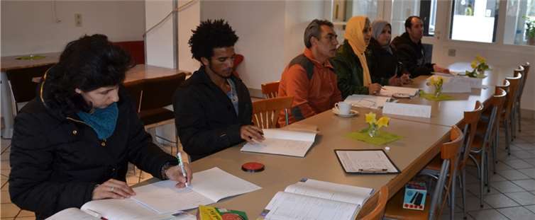 Die Teilnehmerinnen und Teilnehmer des Deutschkurses bei der Kurdischen Gemeinschaft. 