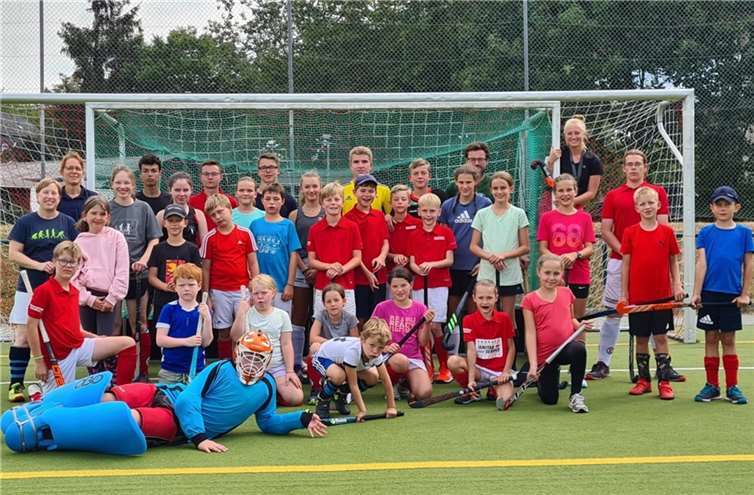 Die Teilnehmerinnen und Teilnehmer des Hockey-Camps. Foto: privat
