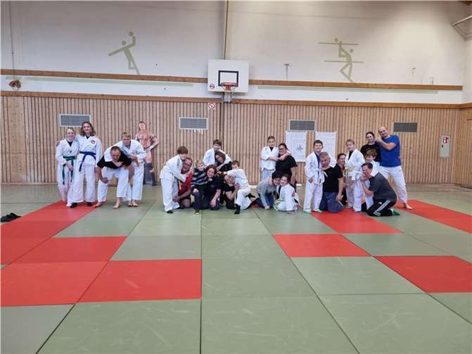 Die Teilnehmerinnen und Teilnehmer des Ju-Jutsu-Trainings in Rieden.  Fotos: privat