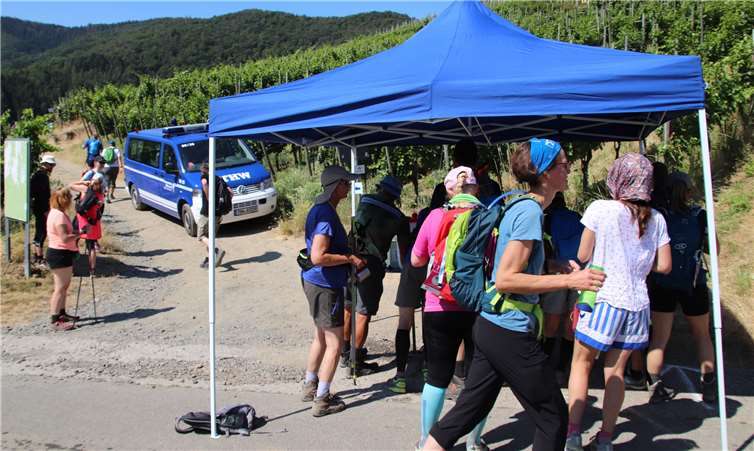 Die Teilnehmerinnen und Teilnehmer des Marsches nutzen die Versorgungsstelle des THW Ahrweiler. Foto: privat