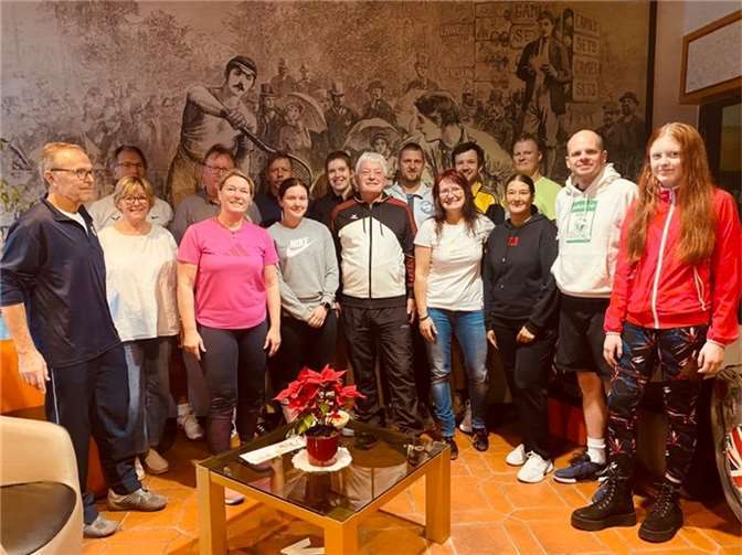 Die Teilnehmerinnen und Teilnehmer des Neujahrs-Mixed-Turniers. Quelle: TC Steimel