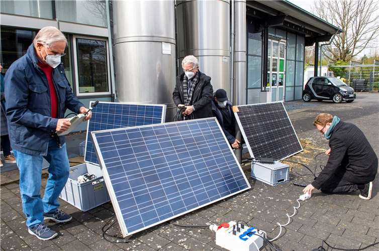 Die Teilnehmerinnen und Teilnehmer des Praxisworkshops stellten fest, dass sich die Photovoltaik-Module ganz leicht selbst montieren lassen.  Foto: Hochschule Koblenz/Gandner