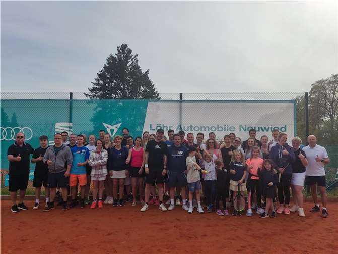 Die Teilnehmerinnen und Teilnehmer des Schleifchenturniers. Foto: Bastian Bender