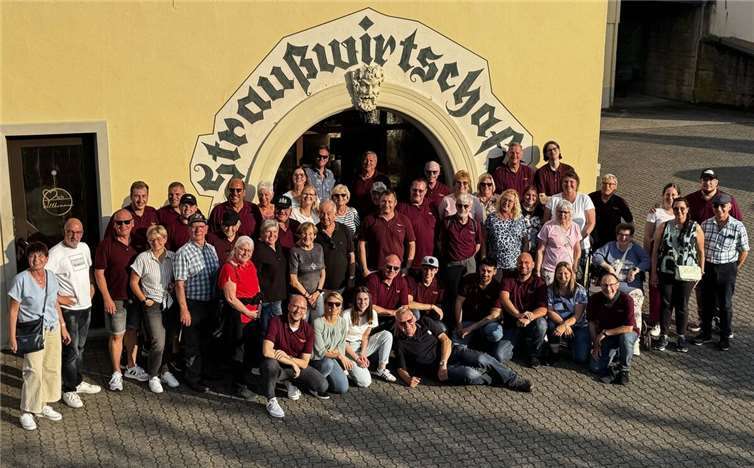 Die Teilnehmerinnen und Teilnehmer des Viedeler Ausflugs 2025 auf dem Römerweinhof Lemmermeyer in Neumagen-Dhron. Foto: privat