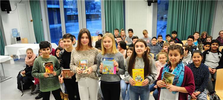 Die Teilnehmerinnen und Teilnehmer des Vorlesewettbewerbs.Rü