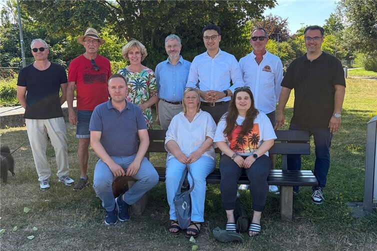 Die Teilnehmerinnen und Teilnehmer des „Walk & Talk“ in Metternich mit Bürgermeisterin Dr. Dagmar Kranz, Ortsvorsitzendem Patrick Hörning und dem Kreisvorsitzenden der CDU-Koblenz, Philip Rünz.