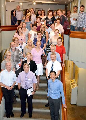 Die Teilnehmerinnen und Teilnehmer erhielten zum Abschluss der informativen Veranstaltung eine persönliche Teilnahmebestätigung. Uwe Rindsfüßer