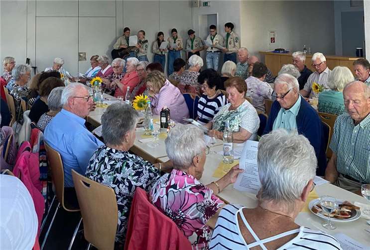 Pfadfinder organisieren gemütliches Beisammensein für Seniorinnen und Senioren Die Teilnehmerinnen und Teilnehmer genossen die gesellige Runde, tauschten sich aus und erlebten gemeinsam schöne Momente. Foto: Pfadfinderstamm Carpe Diem Müllenbach-Laubach