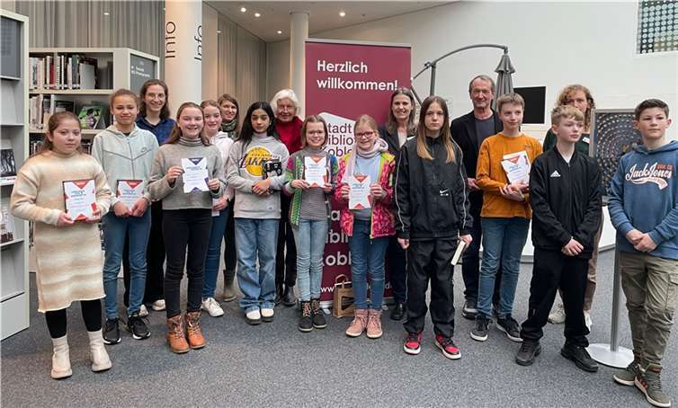 Die Teilnehmerinnen und Teilnehmer im Stadtentscheid mit Siegerin Sophie Rosenbaum (vordere Reihe 3.v.li.). Foto: Stadt Koblenz/Nathalie Roschmann
