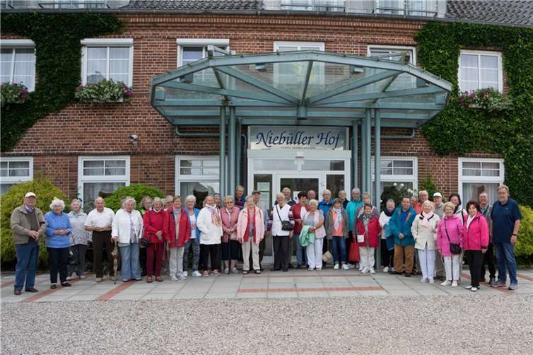Die Teilnehmerinnen und Teilnehmer vor dem Hotel „Niebüller Hof“.  Foto: privat