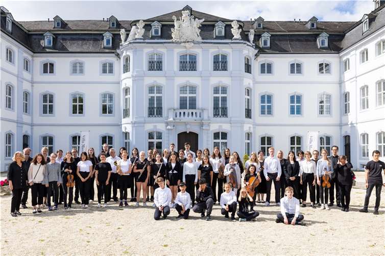 Die Teilnehmerinnen und Teilnehmer vor dem Schloss. Foto: Kai Myller