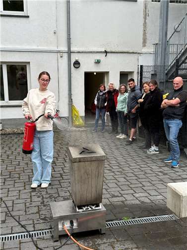 Die Teilnehmerinnen und Teilnehmer wurden auch in der Bedienung eines Feuerlöschers geschult.  Foto: Stefan Pauly/VG-Verwaltung Mendig
