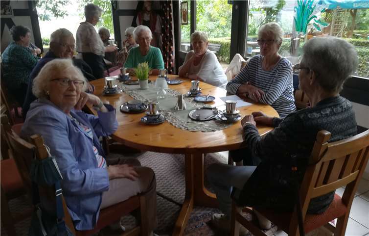 Die Teilnehmer*innen vom Seniorenmittagstisch genossen es, endlich wieder gemeinsam essen zu können. Fotos: privat