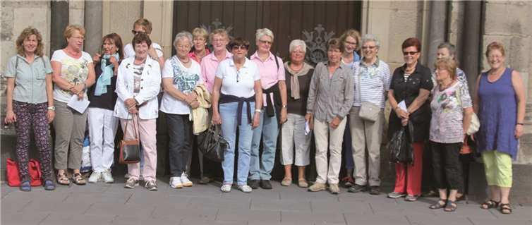 Die Teilnehmerinnen vor dem Eingangsportal des Mariendoms.privat