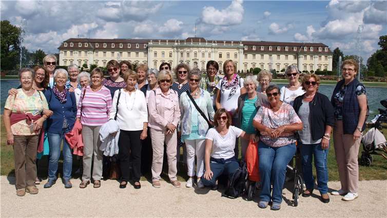 Die Teilnehmerinnen vor dem Wahrzeichen Ludwigsburgs, dem Residenzschloss.privat