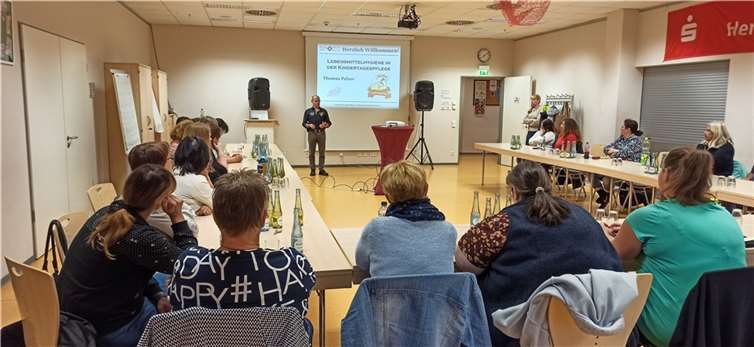 Kindern Lebensmittel hygienisch einwandfrei zubereiten Die Teilnehmerinnen während der Schulung zum Thema „Lebensmittelhygiene in der Kindertagespflege“.
