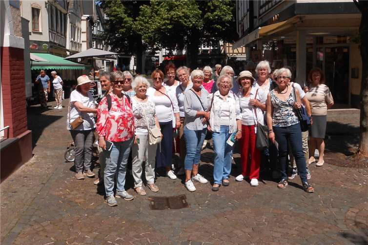 Die Teilnehmerinnen wärend der Stadtführung in Linz.  Foto: Inge Geisen