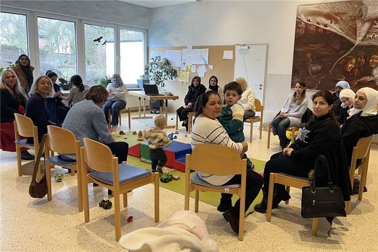 Die Teilnehmerinnen waren interessiert an den Informationen zum Kurs „Fit für die Pflege“. Foto: Christa Fröhlich