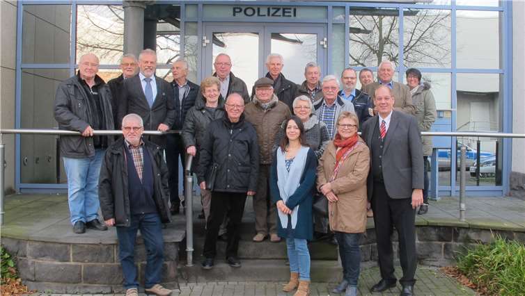 Die Teilnehmerinnen/Teilnehmer vor der Dienststelle in Neuwied. 