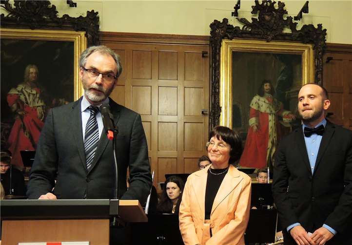 Die TelefonSeelsorge habe es verdient, einmal richtig laut präsentiert zu werden, meinte Rolf Stahl (li.), was Doris Caspers und Dirk Hennen genau so sahen.