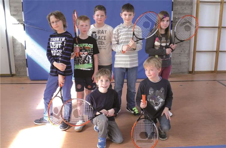 Die Tennis-AG der Cusanusschule (v.l.): Sebastian Brezezinski, Justin Berg, Jonas Seul, Kilian Lutterbach, Felica Neubauer; vorne Joscha Daum und Jonas Dück.privat