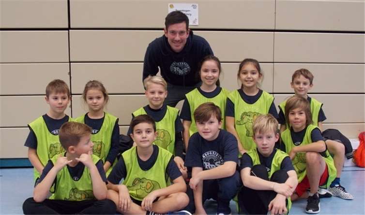 Die Tennis-Asse in spe der Regenbogenschule Sinzig gemeinsam mit Sportlehrer Florian Beck. privat