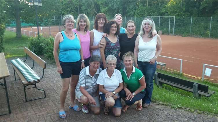 Die Tennis Damen konnten sich zurecht über ihren Sieg freuen.privat