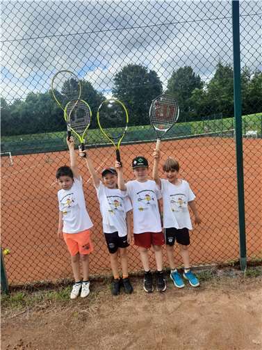Die Tennis-Jüngsten des SC Niederzissen freuten sich sehr, dass am vergangenen Freitag die spielerischen Wettkämpfe der „Mainzelmännchen-Medenrunde“ losgingen. Foto: privat