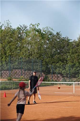 Die Tennisabteilung der DJK Kruft/Kretz lädt alle interessierten Kinder von sieben bis zehn Jahren herzlich zum wöchentlichen Kindertraining ein. Foto: privat