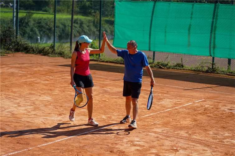 Die Tennisabteilung der DJK Kruft/Kretz schloss die Freiluftsaison mit einem humorvollen Jux-Mixed-Turnier ab.  Foto: Benjamin Kastner