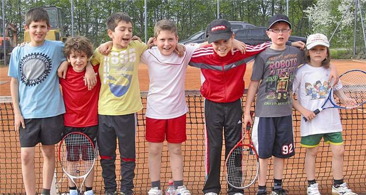 Die Tennisbegeisterte U10, v.li. Justin Stürz, Marc-Luca Scholl, Yannick Haeser-Reif, Lucas Franke, Bryan Fuhrmann, Niklas Kochetov und Till Kirchgässner. Nicht im Bild Annalena Schatten und Lennart Bederke.privat