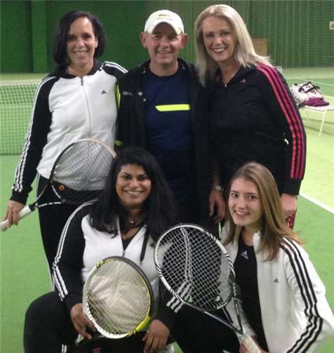 Die Tennisdamen trainieren zurzeit wöchentlich in der Halle. privat