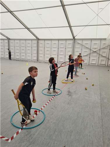 Die Tennisjugend Altenahr bietet im Sportzelt in Altenburg einen Geschicklichkeitsparcour für Kinder zwischen drei und neun Jahren an.  Foto: privat