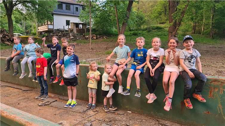 Die Tenniskids sitzen auf der Brücke, die früher zum Tennisplatz führte und ein paar hunderter Meter die Ahr hinunter am Ufer vor sich her rostet. Fotos: privat