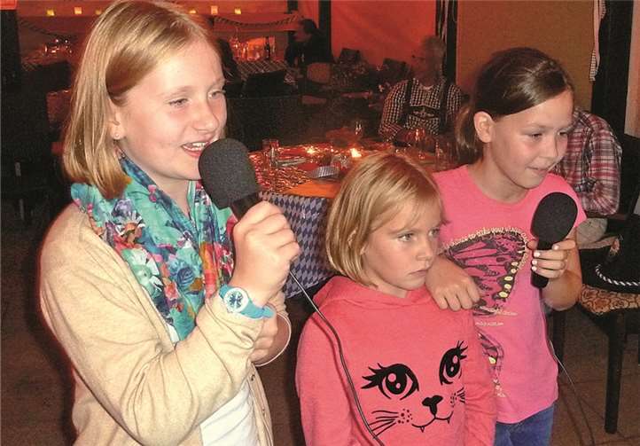 Die Tenniskinder hatten Spaß beim Karaoke.privat