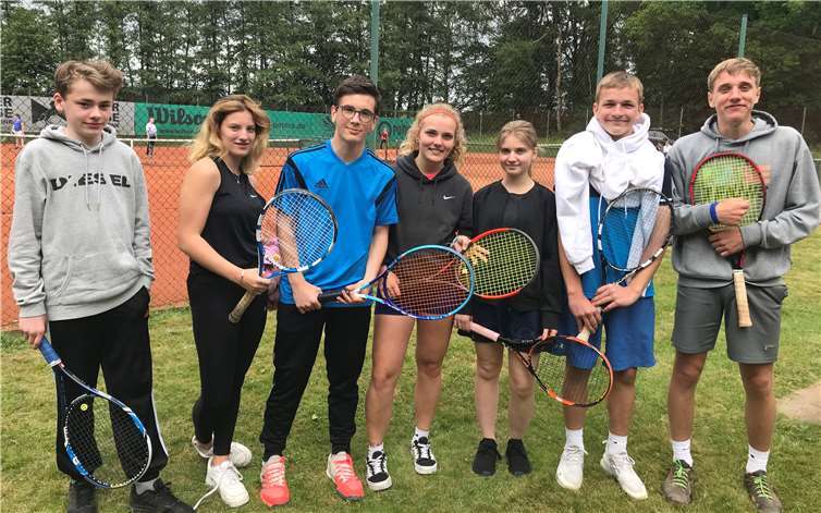 Die Tennismannschaft trat gegen zwei andere Schulen an.