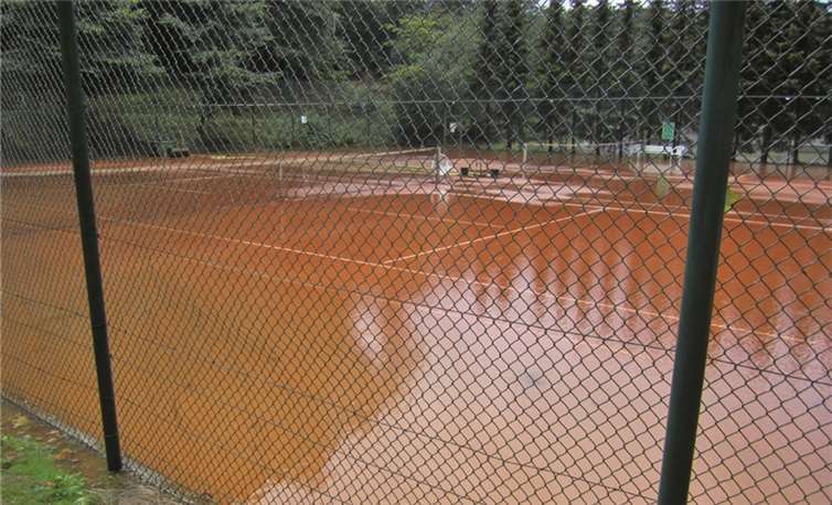 Die Tennisplätze standen nach dem Regen komplett unter Wasser.