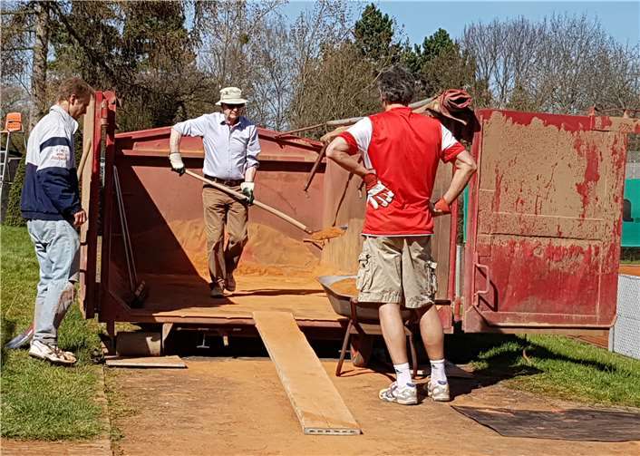 Die Tennisplätze werden für die Saisoneröffnung von Freiwilligen hergerichtet. privat