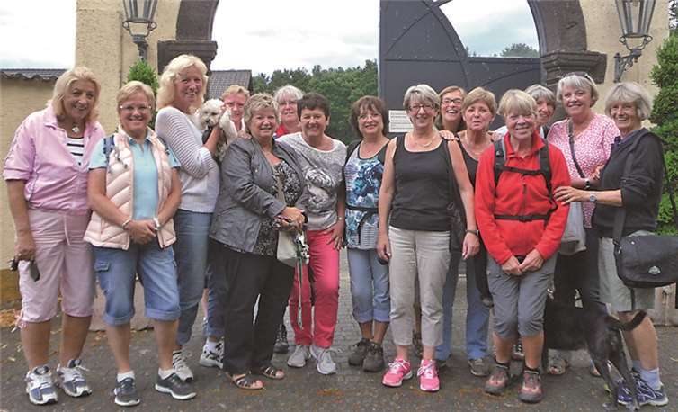 Die Tennisschuhe wurden gegen Wanderschuhe getauscht und die Damen wanderten bis zum Gutshof Mönchsheide. privat