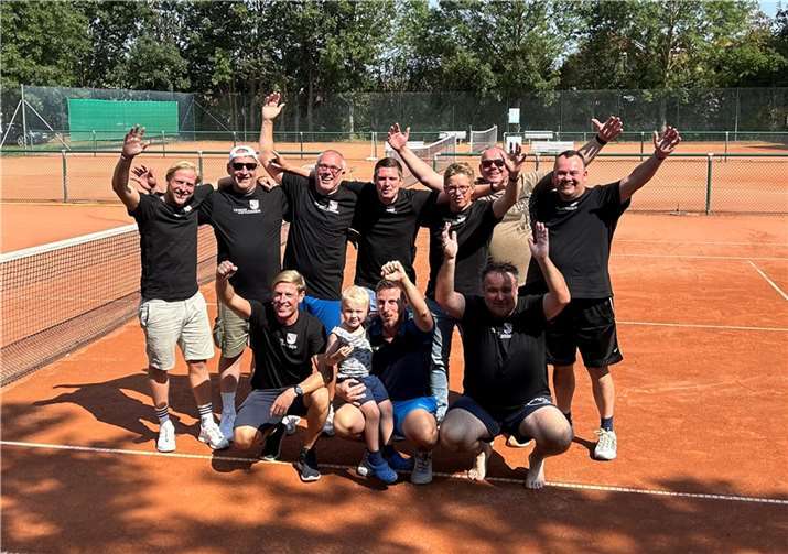 Die Tennisspieler des SC Niederzissen freuen sich über den Pokalsieg. Foto: privat