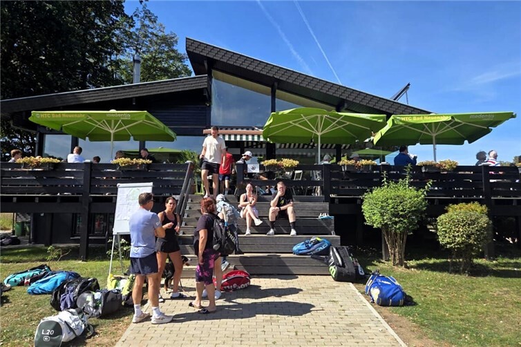 Die Tennisspieler geniessen den Saisonstart!