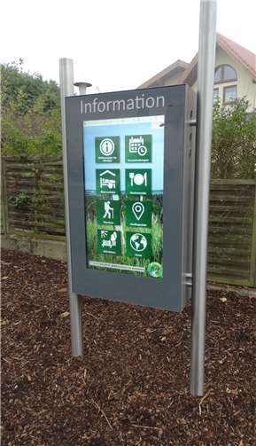 Die Terminals sind mit HD-Tageslichtbildschirm und einer thermogesteuerten Vitrine ausgestattet.